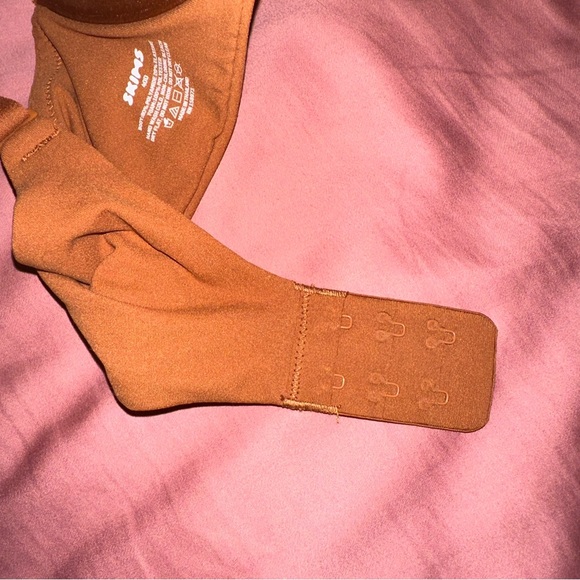 SKIMS Fits Everybody T-Shirt Bra - Picture 5 of 9